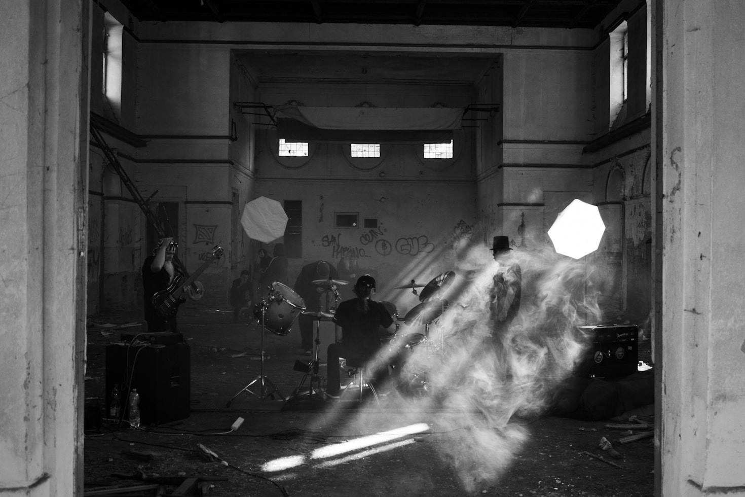 Die Philosophie des monochromen Black Metal Designs